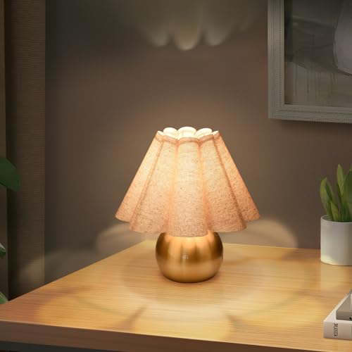Gold Small Bedside Table Lamp for Bedroom, Brass Gold Bedroom Lamps for Nightstand, Cute Mini Table Lamps for Small Spaces with Scalloped Shade for Kitchen Counter, Bookshelf, Living Room, Kids Dorm - color: Gold, size: On/Off Switch