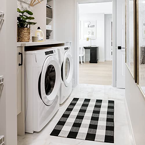 Bloom & Breeze B&B Buffalo Plaid Rug, Black and White Chekered Rug, Outdoor Runner Rug for Layering, Front Porch Rug, Buffalo Plaid Outdoor Mat, Washable Chekered Runner Rug (28" x 44")