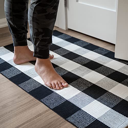 Bloom & Breeze B&B Buffalo Plaid Rug, Black and White Chekered Rug, Outdoor Runner Rug for Layering, Front Porch Rug, Buffalo Plaid Outdoor Mat, Washable Chekered Runner Rug (28" x 44")