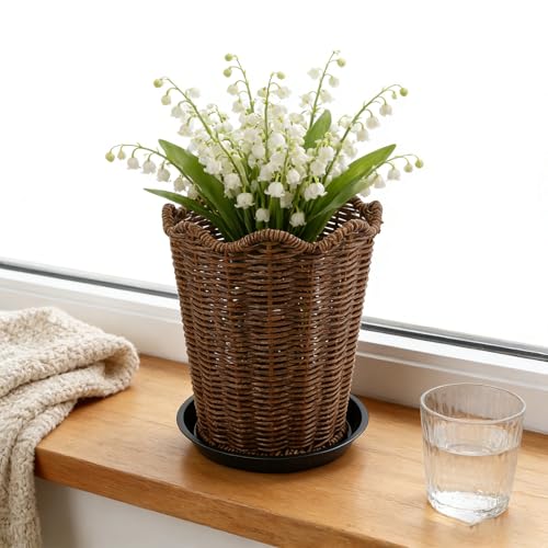 Scalloped Rattan Basket Planter, Woven Plant Basket with Plastic Tray, Decorative Indoor and Outdoor Flower Pot Holder, Farmhouse Storage Organizer 8.7x7.5x7.5 - color: Light Brown