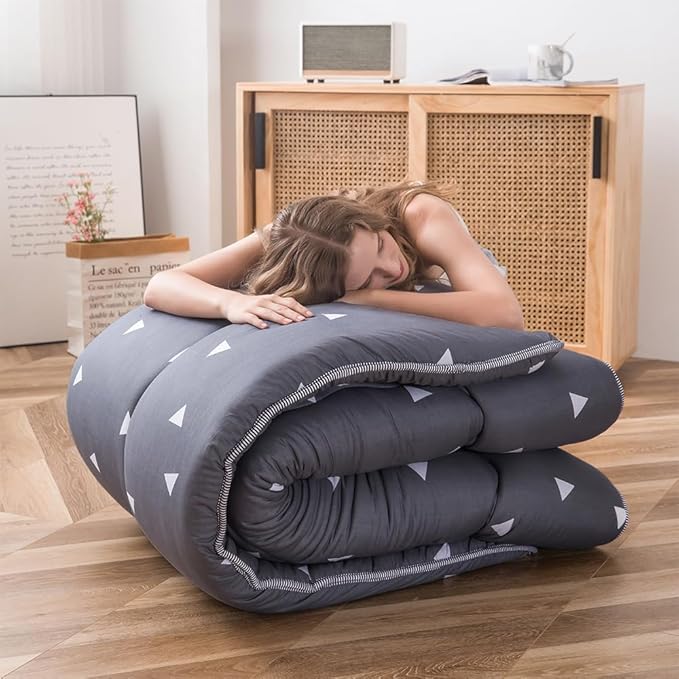 MAXYOYO Grey Triangle Japanese Floor Futon Mattress, Tatami Mat Portable Camping Mat Kids Sleeping Pad Foldable Roll Up Floor Lounger Pillow Bed Twin Size with Mattress Protector Cover