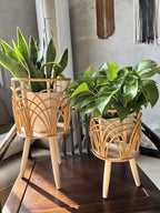 Wnvivi Raised Wooden Planter Stand,Handwoven Boho Flower Pot on Wooden Standing Legs,Tall Floor Plant Display Holder Basket for Living Room Decor(S)