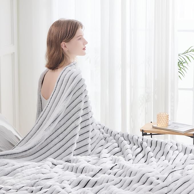 NEWCOSPLAY Super Soft Twin Blanket Black and White Premium Silky Flannel Fleece 3D Ribbed Jacquard Lightweight Bed Blanket All Season Use (Black and White Ribbed, Twin(60"x80"))