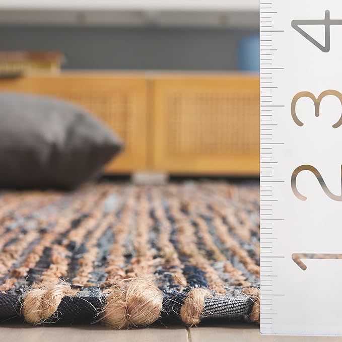 SAFAVIEH Cape Cod Collection Area Rug - 6' x 9', Navy & Beige, Handmade Denim & Jute, Ideal for The Living Room, Dining, Bedroom (CAP153N)