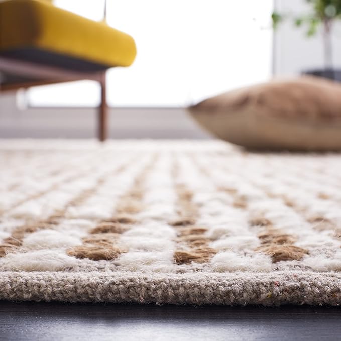 SAFAVIEH Natura Collection Area Rug - 6' x 9', Beige & Ivory, Transitional Design, Ideal for High Traffic Areas in Living Room, Bedroom & Dining Room (NAT349B-6)
