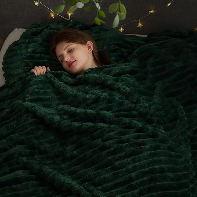 NEWCOSPLAY Super Soft King Blanket Dark Green Premium Silky Flannel Fleece 3D Ribbed Jacquard Lightweight Bed Blanket All Season Use (Dark Green Ribbed, King(90"x110"))
