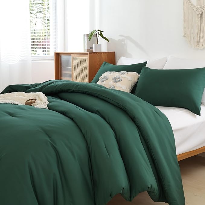 ROSGONIA Oversized Queen Comforter Emerald Green, 3pcs (1 Green Comforter & 2 Pillowcases) Lightweight Oversized Queen Comforter Sets Bedding Blanket Quilts