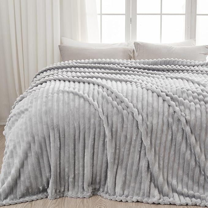 NEWCOSPLAY Super Soft Throw Blanket Light Grey Premium Silky Flannel Fleece 3D Ribbed Jacquard Lightweight Bed Blanket All Season Use (Light Grey Ribbed, Throw(50"x60"))