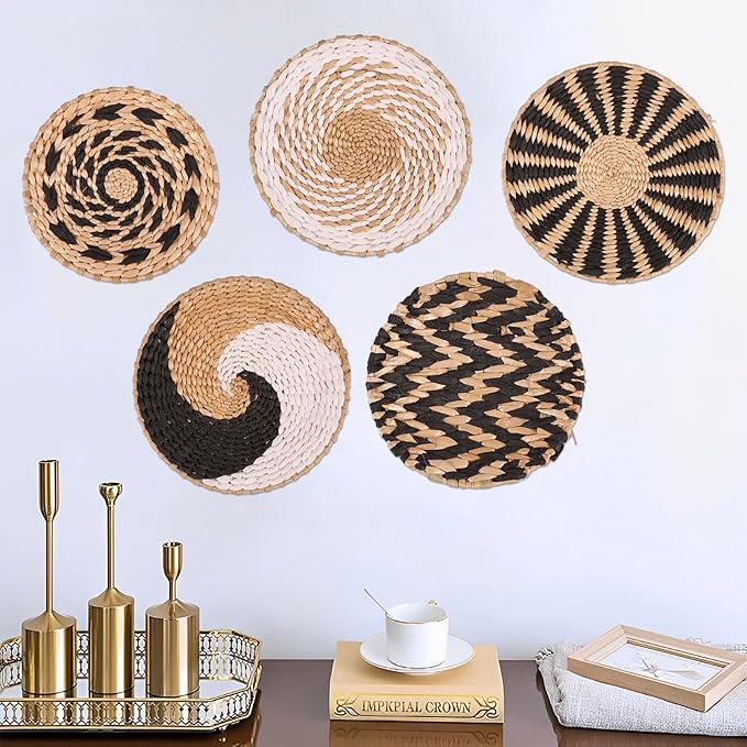 HJJWNDDNG 5 Pack Boho Wall Basket Decor Set, Hanging Woven Seagrass Rattan Wicker Boho Wall Decor, Round Farmhouse Wall Hanging Baskets Rustic Flat Wall Art for Living Room Bedroom Kitchen