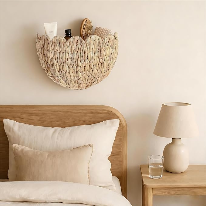 Scalloped Hanging Wicker Baskets for Wall, Scalloped Home Decor, Hanging Woven Rattan Wall Basket for Flowers Front Door Bathroom Storage (Water Hyacinth 1PC)