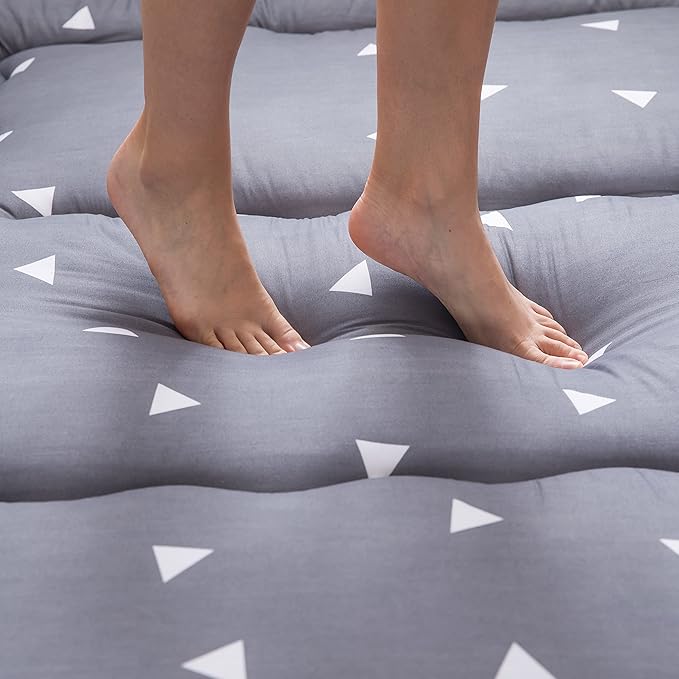 MAXYOYO Grey Triangle Japanese Floor Futon Mattress, Tatami Mat Portable Camping Mat Kids Sleeping Pad Foldable Roll Up Floor Lounger Pillow Bed Twin Size with Mattress Protector Cover