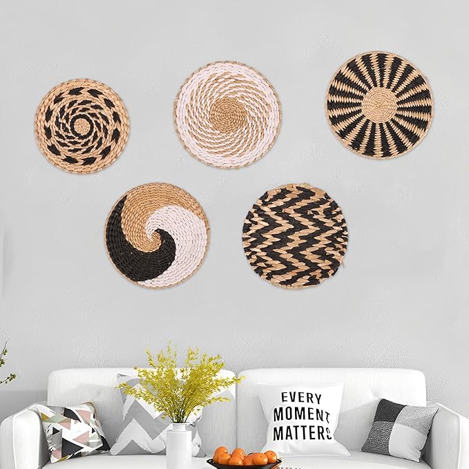 HJJWNDDNG 5 Pack Boho Wall Basket Decor Set, Hanging Woven Seagrass Rattan Wicker Boho Wall Decor, Round Farmhouse Wall Hanging Baskets Rustic Flat Wall Art for Living Room Bedroom Kitchen