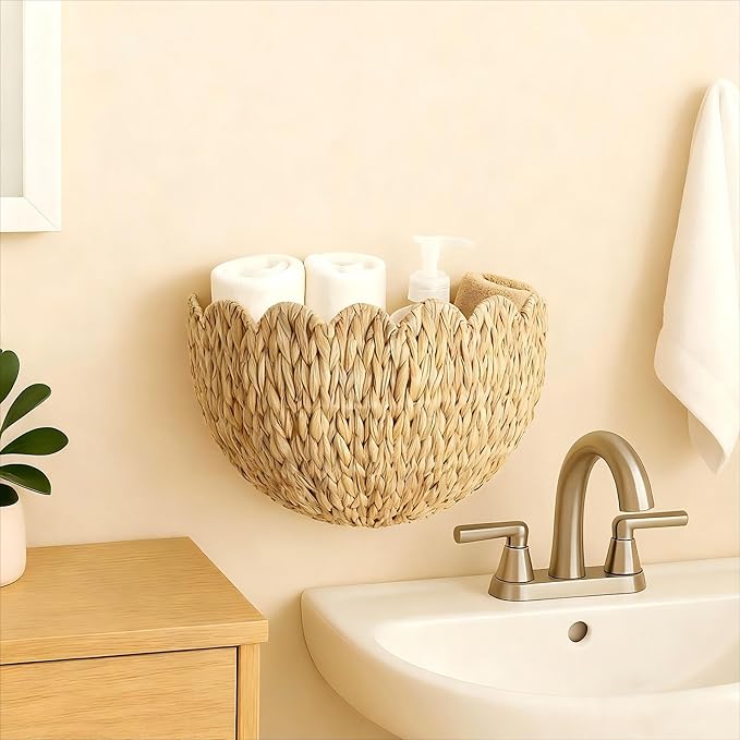Scalloped Hanging Wicker Baskets for Wall, Scalloped Home Decor, Hanging Woven Rattan Wall Basket for Flowers Front Door Bathroom Storage (Water Hyacinth 1PC)