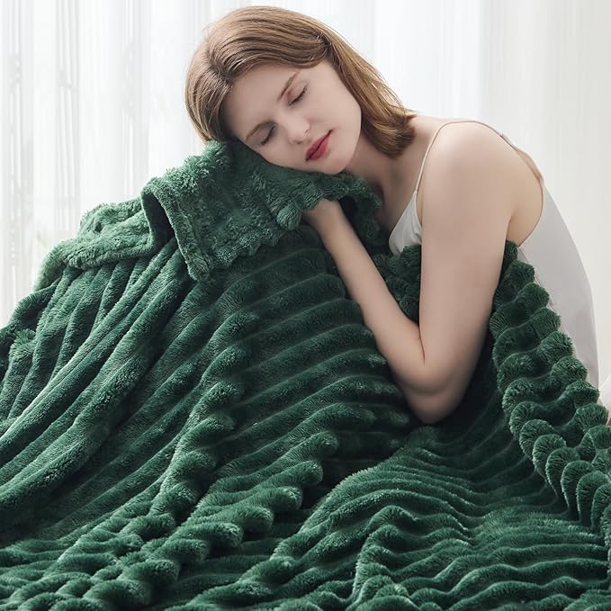 NEWCOSPLAY Super Soft Queen Blanket Dark Green Premium Silky Flannel Fleece 3D Ribbed Jacquard Lightweight Bed Blanket All Season Use (Dark Green Ribbed, Queen(90"x90"))