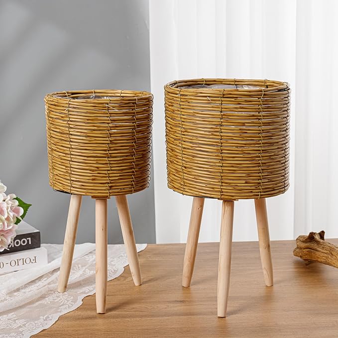 THY COLLECTIBLES Set of 2 Natural Color Woven Planter Baskets with Plastic Lining and 3 Wooden Legs, Multipurpose Storage for Plants, Flowers, Toys, Rustic Farmhouse (Thin Weave)