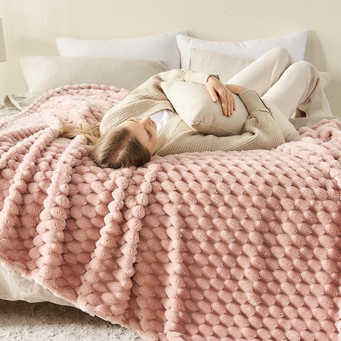 NEWCOSPLAY Super Soft King Blanket Pink Premium Silky Flannel Fleece 3D Clouds Stylish Jacquard Lightweight Bed Blanket All Season Use 350GSM (Pink, King(90"x110"))