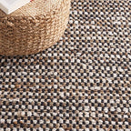 SAFAVIEH Natura Collection Round Rug - 4' Round, Black & Ivory, Transitional Design, Ideal for High Traffic Areas in Living Room, Bedroom & Dining Room (NAT349Z-4R)