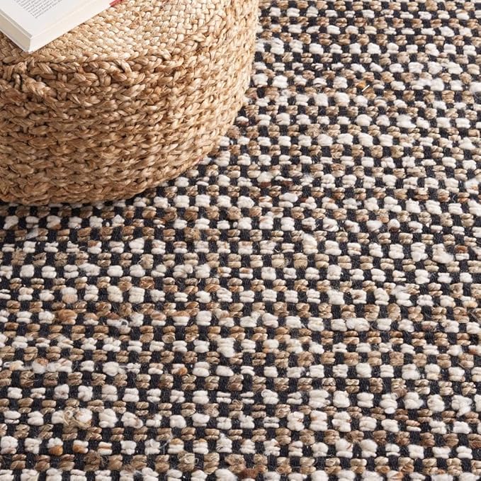 SAFAVIEH Natura Collection Round Rug - 4' Round, Black & Ivory, Transitional Design, Ideal for High Traffic Areas in Living Room, Bedroom & Dining Room (NAT349Z-4R)