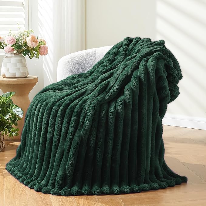 NEWCOSPLAY Super Soft Throw Blanket Dark Green Premium Silky Flannel Fleece 3D Ribbed Jacquard Lightweight Bed Blanket All Season Use (Dark Green Ribbed, Throw(50"x60"))