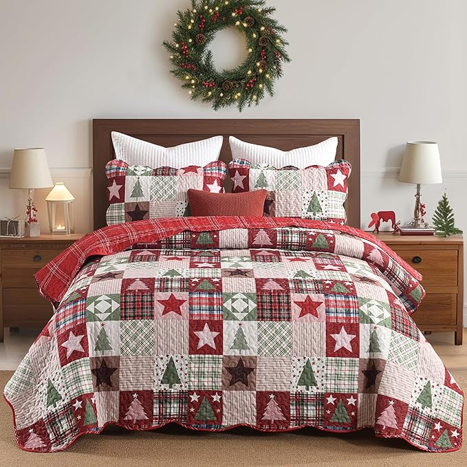 HORIMOTE HOME Christmas Quilt Set Queen Size, 3-Piece Holiday Quilt Bedding Set Soft Microfiber Bedspread with 2 Pillow Shams - Red Xmars Tree Stars Pattern for Winter Bedroom Decoration