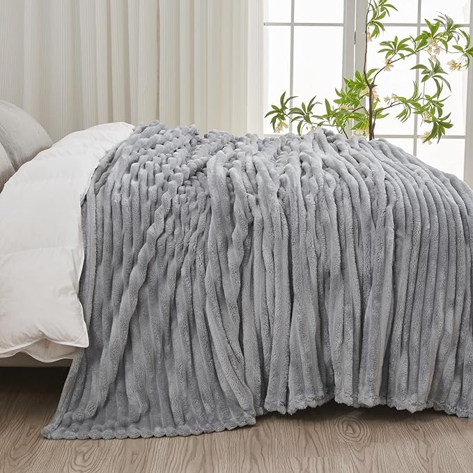 NEWCOSPLAY Super Soft King Blanket Light Grey Premium Silky Flannel Fleece 3D Ribbed Jacquard Lightweight Bed Blanket All Season Use (Light Grey Ribbed, King(90"x110"))