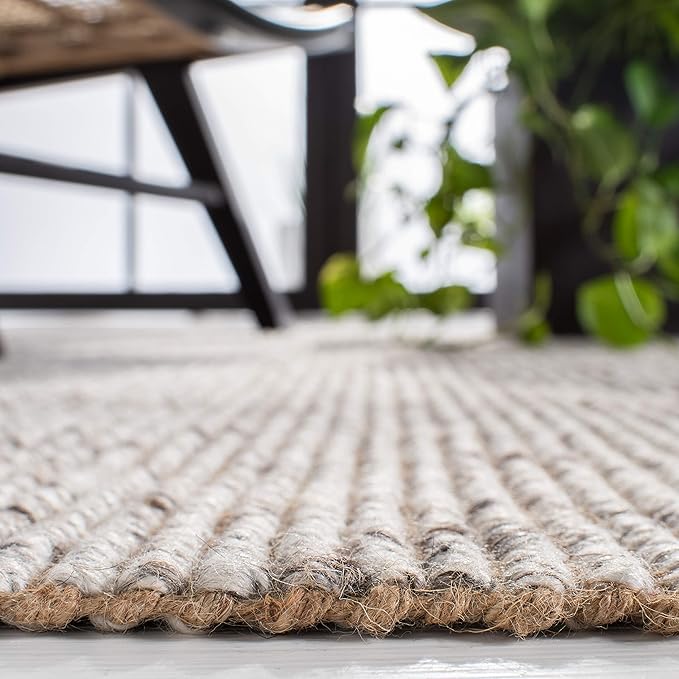 SAFAVIEH Natural Fiber Collection Area Rug - 6' x 9', Silver & Natural, Handmade Woven Fringe Jute, Ideal for High Traffic Areas in Living Room, Bedroom (NF826G)