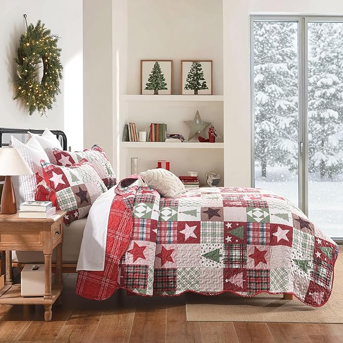 HORIMOTE HOME Christmas Quilt Set Queen Size, 3-Piece Holiday Quilt Bedding Set Soft Microfiber Bedspread with 2 Pillow Shams - Red Xmars Tree Stars Pattern for Winter Bedroom Decoration
