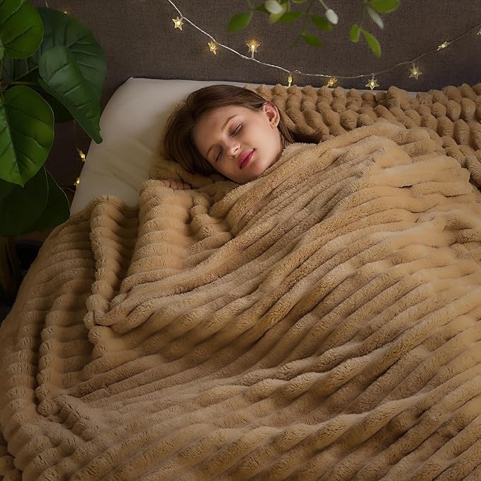 NEWCOSPLAY Super Soft King Blanket Brown Premium Silky Flannel Fleece 3D Ribbed Jacquard Lightweight Bed Blanket All Season Use (Brown Ribbed, King(90"x110"))