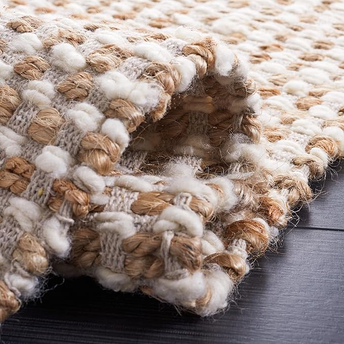 SAFAVIEH Natura Collection Area Rug - 6' x 9', Beige & Ivory, Transitional Design, Ideal for High Traffic Areas in Living Room, Bedroom & Dining Room (NAT349B-6)