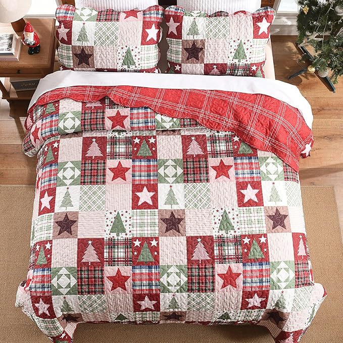 HORIMOTE HOME Christmas Quilt Set Queen Size, 3-Piece Holiday Quilt Bedding Set Soft Microfiber Bedspread with 2 Pillow Shams - Red Xmars Tree Stars Pattern for Winter Bedroom Decoration