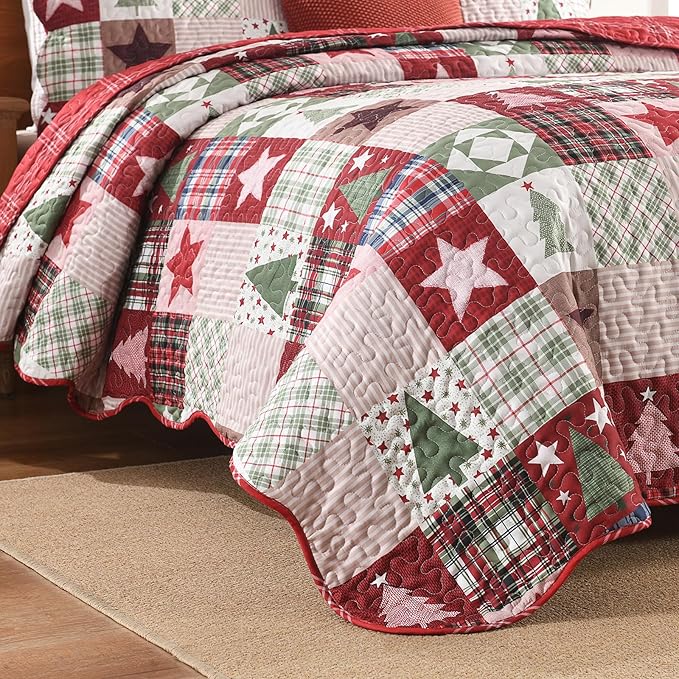HORIMOTE HOME Christmas Quilt Set Queen Size, 3-Piece Holiday Quilt Bedding Set Soft Microfiber Bedspread with 2 Pillow Shams - Red Xmars Tree Stars Pattern for Winter Bedroom Decoration