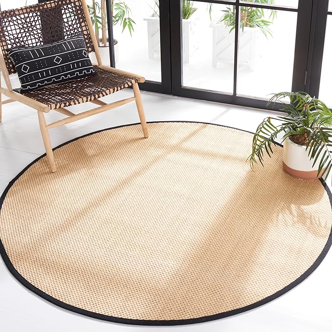 SAFAVIEH Area Rug 6' Round - Natural Fiber Collection - Maize & Black, Sisal, Woven Design with Border (NF141A)