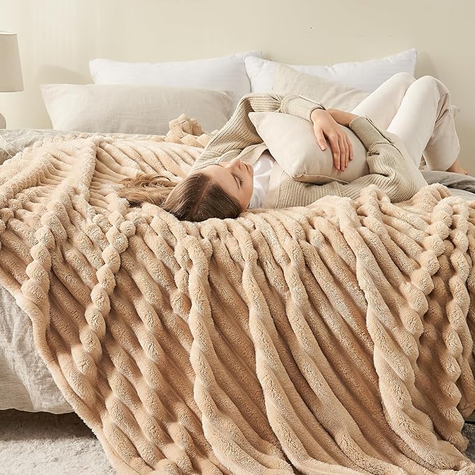 NEWCOSPLAY Super Soft King Blanket Brown Premium Silky Flannel Fleece 3D Ribbed Jacquard Lightweight Bed Blanket All Season Use (Brown Ribbed, King(90"x110"))