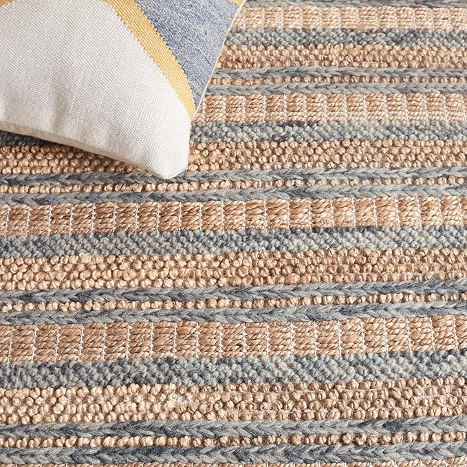 SAFAVIEH Natura Collection Area Rug - 6' Square, Natural & Grey, Rustic Farmhouse Design, Handmade Wool & Jute, Ideal for The Living Room, Bedroom, Dining Room (NAT501F-6SQ)
