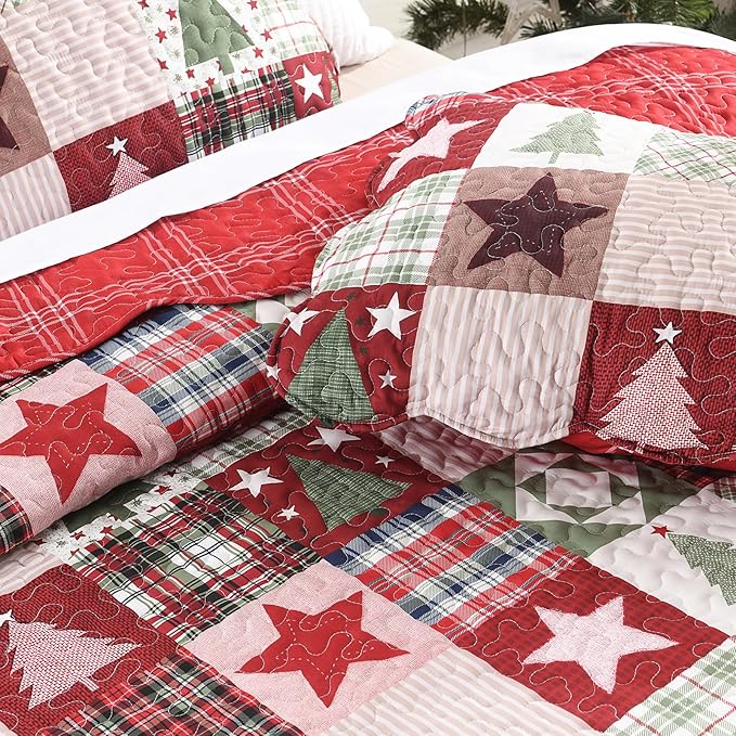 HORIMOTE HOME Christmas Quilt Set Queen Size, 3-Piece Holiday Quilt Bedding Set Soft Microfiber Bedspread with 2 Pillow Shams - Red Xmars Tree Stars Pattern for Winter Bedroom Decoration