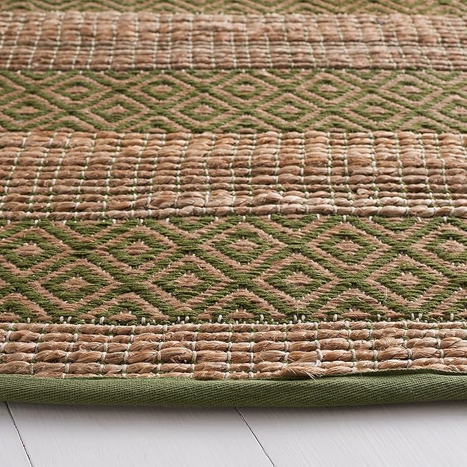 SAFAVIEH Natural Fiber Collection Area Rug - 7' Round, Green & Natural, Handmade Boho Farmhouse Rustic Jute & Cotton, Ideal for High Traffic Areas in Living Room, Bedroom (NFB653Y)