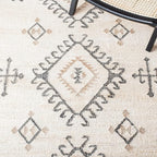 SAFAVIEH Kilim Collection Accent Rug - 2'3" x 5', Ivory & Black, Handmade Flat Weave Jute, Ideal for High Traffic Areas in Entryway, Living Room, Bedroom (KLM762A)